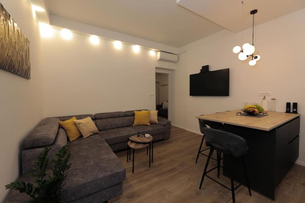 Tata Apartment Split Exterior photo